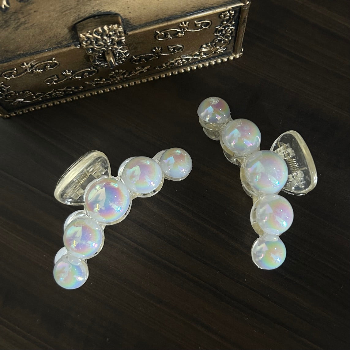 Holographic Pearl Hair Clutcher